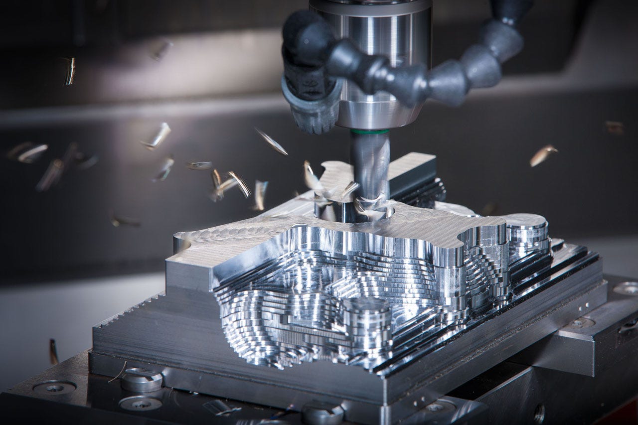 Fresadora CNC usinando cavidade de molde de injeção plástica